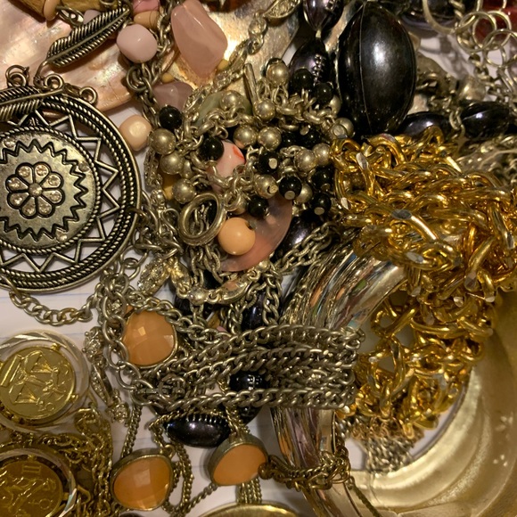 2 lbs vintage to now wearable jewelries mystery - Picture 5 of 8